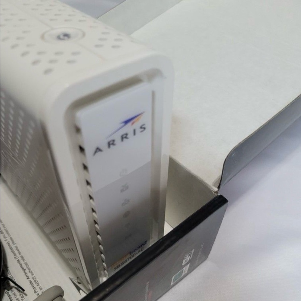 ARRIS SURFboard Cable Modem & Wi-Fi Router - Picture 9 of 10
